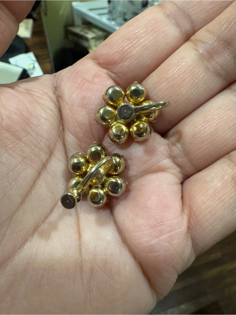 Vintage 1960s Aurora Crystal Cluster Screw back Earrings - Gold Tone - Picture 14 of 16